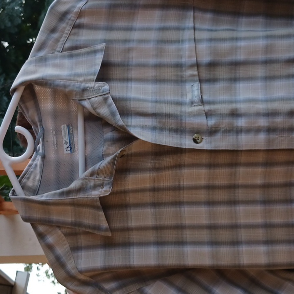 Men's short sleeve button-up collared Columbia Sportswear shirt Omni shade